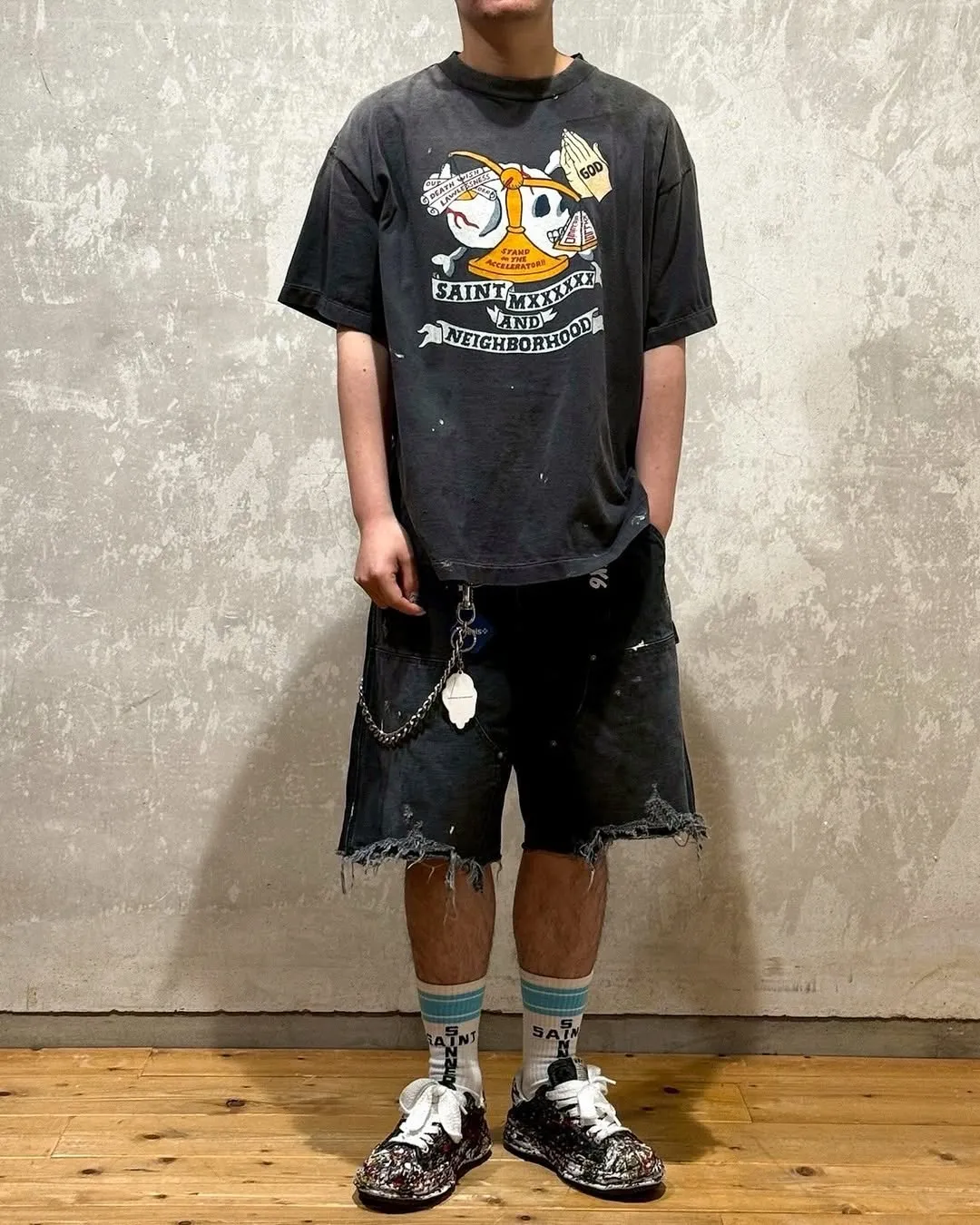 SAINT Mxxxxxx DOUBLE KNEE SHORTS/BLK Knee patches splashed with ink, washed and damaged denim shorts. Washed black S-XL. Custom woven and dyed denim denim with clear texture. Rewashed and faded to create local mottled fading/hole effects. Artificial distressing to simulate natural traces of wear. Original consistent damage treatment. Hand splashed ink and paint. Original consistent wash mark/pocket mark. Double knee patch. Rivet reinforcement. Improve functionality and enhance design.